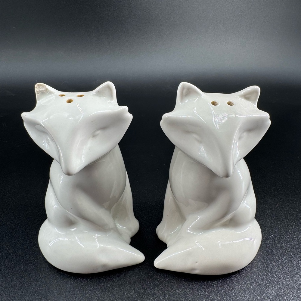 ๐ SOLD OUT ๐ White Fox Salt & Pepper Shakers by ๐๐๐ง๐๐จ๐๐ค๐ก๐ 2014 - Set of 2 - Picture 2 of 8
